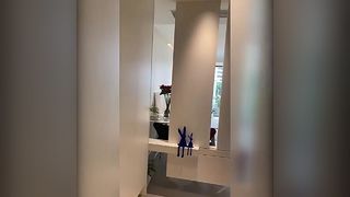 Hồ người nổi tiếng trên Internet với thiết kế bất thường, gương toàn thân treo trên tường, tường không đều