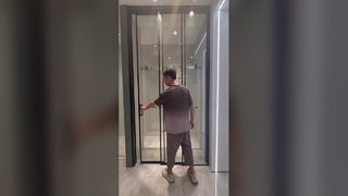 Một dòng tối giản cực kỳ hẹp cạnh hai liên kết cửa trượt cách ly kính đen mờ