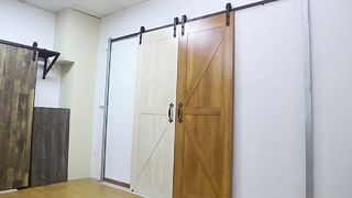 Bộ phụ kiện phần cứng ray treo cửa chuồng hình chữ J, cửa trượt trượt, thanh dẫn hướng im lặng